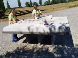 Oma Senta und Fabio studieren das Modell des Amphitheaters der Zivilstadt von Carnuntum