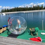 Bereitmachen für das Abenteuer in der Plastikkugel auf der Bürgeralpe in Mariazell