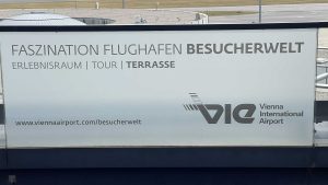 Besucherwelt Werbung auf der Besucherterrasse des Flughafens Wien