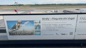 Birdly Werbung auf der Besucherterrasse des Flughafens Wien