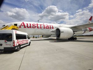 Eine Boing 777 der Austrian am Flughafen Wien