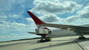 Der Flieger wird mit Essen bestückt