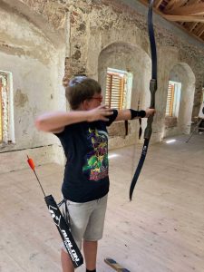 Fabio beim intuitiven Bogenschießen auf der Schallaburg