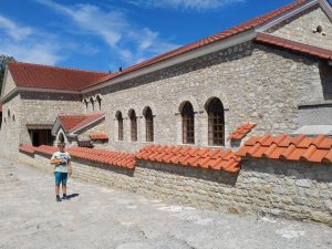 Fabio vor der Römischen Therme in Carnuntum