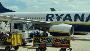 Gepäck wird verladen am Flughafen Wien