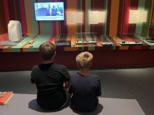 Kinder von hinten bei den Reiternomaden auf der Schallaburg