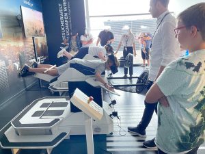 Matteo fliegt mit Birdly über New York