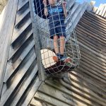 Matteo im Käfig auf dem Spielplatz auf der Schallaburg