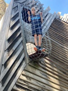 Matteo im Käfig auf dem Spielplatz auf der Schallaburg