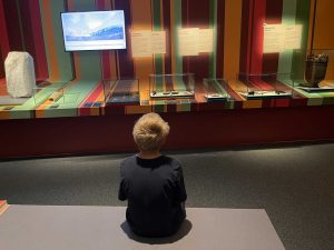 Matteo von hinten bei der Ausstellung auf der Schallaburg