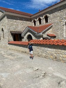 Matteo vor der Römischen Therme in Carnuntum