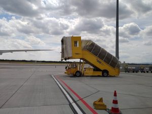 Passagiertreppe zum Flugzeug