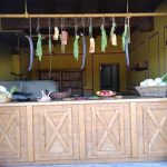 Küche der Römischen Therme in Carnuntum - ausgestattet mit frischem Gemüse, Fleisch und Fisch