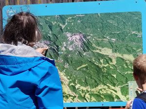 Oma Senta und Matteo studieren die Übersichtskarte