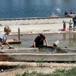 Wasserspiele sind immer lustig: Goldwaschen im Holzknechtland auf der Bürgeralpe in Mariazell