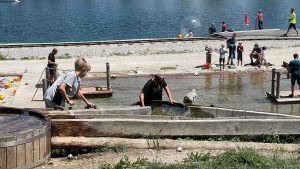 Wasserspiele sind immer lustig: Goldwaschen im Holzknechtland auf der Bürgeralpe in Mariazell