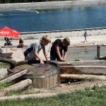 Wasserspiele sind immer lustig: Goldwaschen im Holzknechtland auf der Bürgeralpe in Mariazell