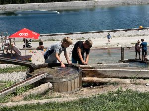 Wasserspiele sind immer lustig: Goldwaschen im Holzknechtland auf der Bürgeralpe in Mariazell