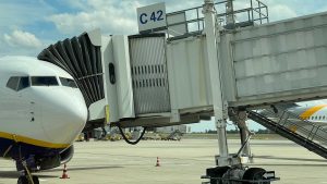 Zugangsschleuse zum Flugzeug am Flughafen Wien