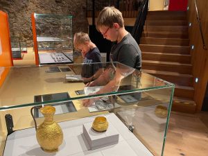Fleißig am Rätseln über die Reiternomaden auf der Schallaburg